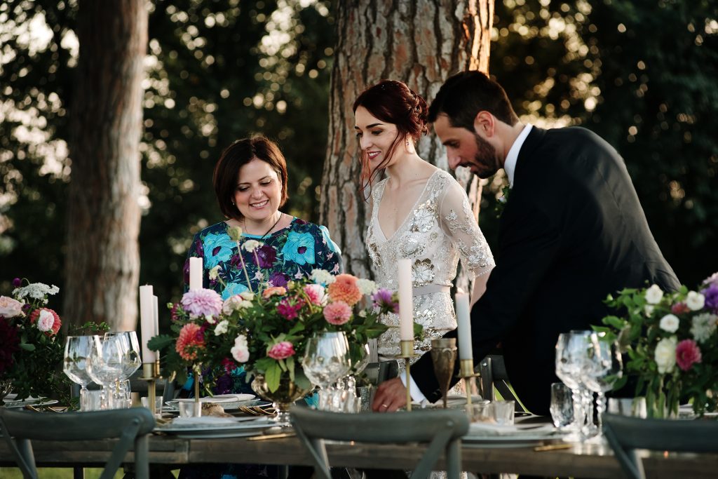 In questa foto la Wedding Planner Angela Bartolomeo insieme ad una coppia di sposi durante il loro matrimonio