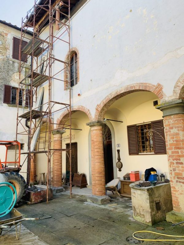 In questa foto i lavori di ristrutturazione in corso in una struttura che diventerà location per matrimoni