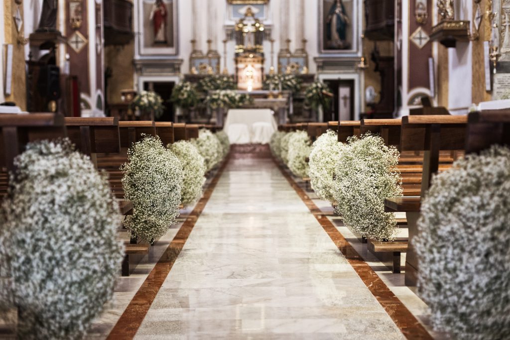 in questa foto la navata centrale di una chiesa allestita dalla Wedding Planner di Palermo, Antonella Candido