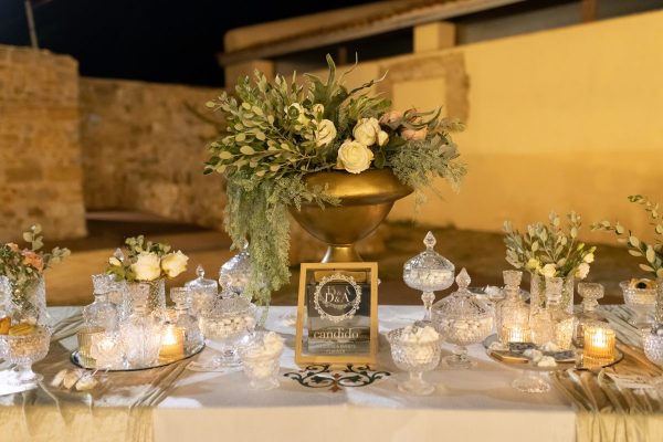 In questa foto un tavolo allestito per nozze firmate da Candido Wedding and Events
