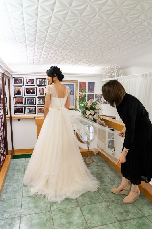 In questa foto gli ultimi ritocchi per Martina intenta a provare il suo abito da sposa Couture Hayez