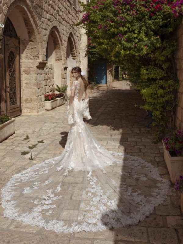 Abito sposa con coda lunga