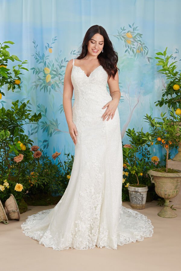 In questa foto una modella indossa uno degli abiti da sposa curvy atelier emé
