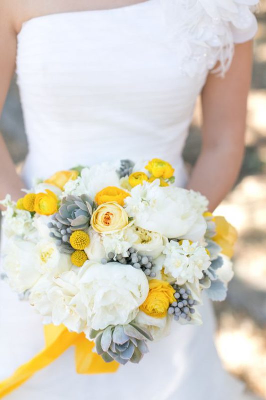 In questa foto un bouquet da sposa nel colore matrimonio 2021