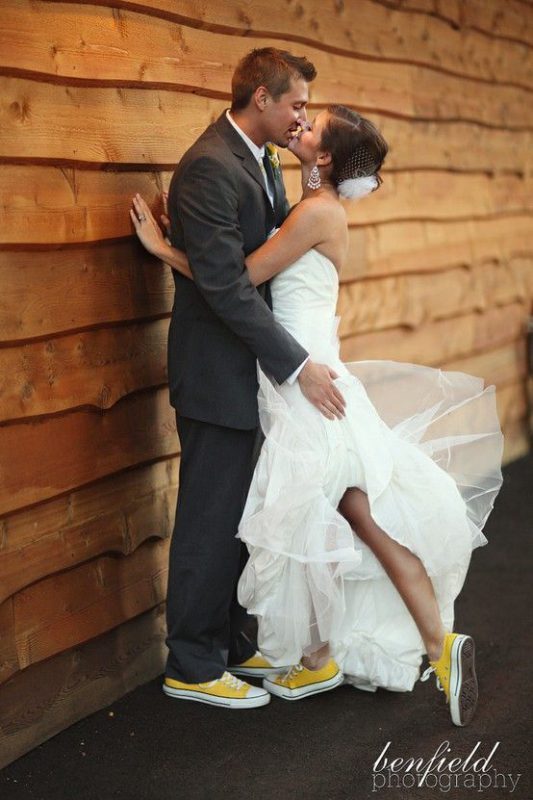 In questa foto una coppia di sposi con sneakers gialle ai piedi