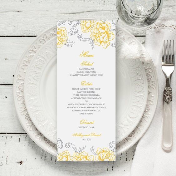 In questa foto un menu di nozze posto su un piatto nelle nuance del bianco, grigio e giallo, i colori matrimonio 2021 secondo Pantone