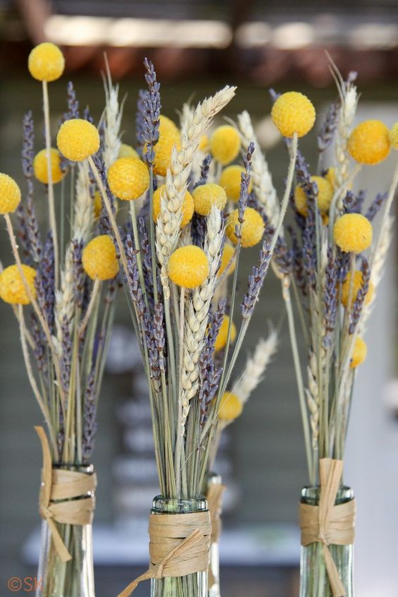 Nella foto 3 ramoscelli composti da spighe, steli di lavanda e piccoli fiori a stelo lungo in colore giallo: scelta perfetta per un evento nel colore matrimonio 2021