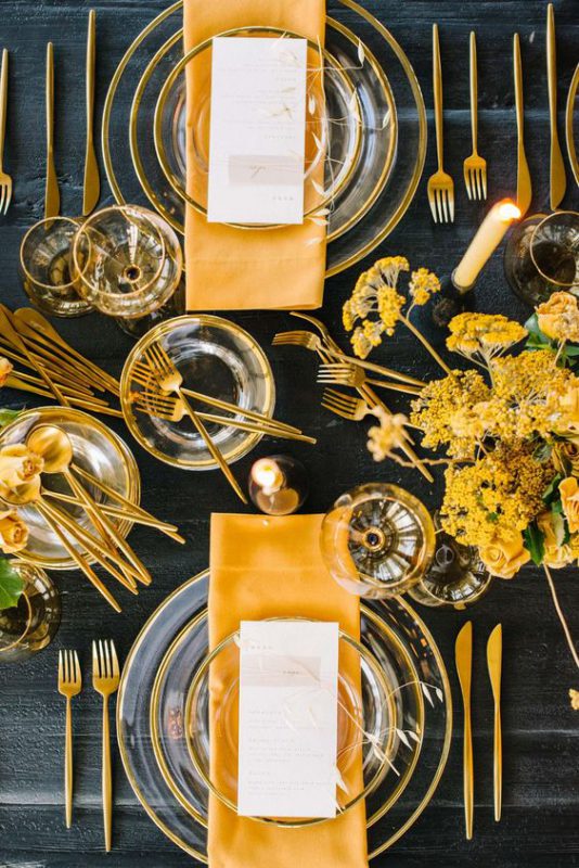 In questa foto una mise en place tutta nei toni del giallo e del grigio, colore matrimonio 2021