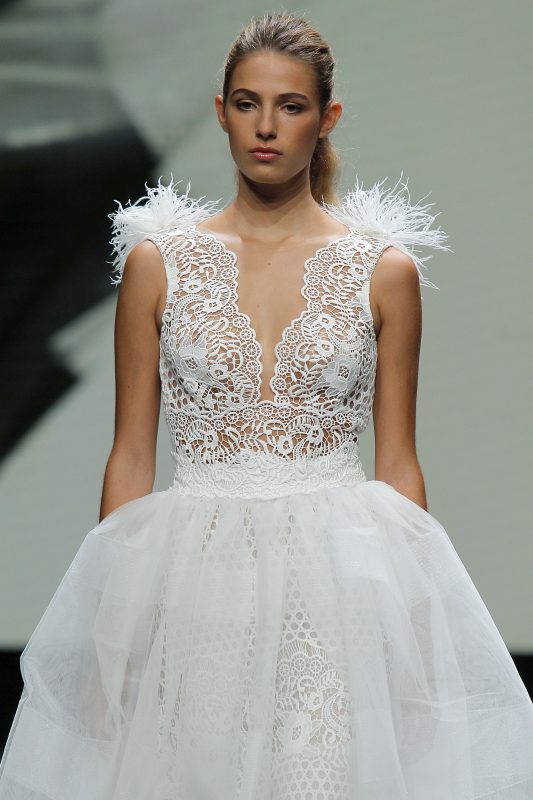 In questa foto un abito da sposa Valentini 2021 con effetto plumage sulle spalline