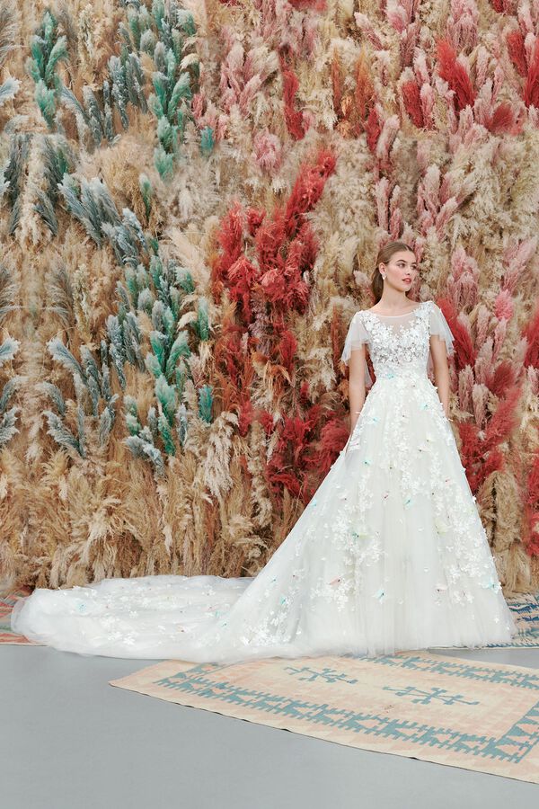 In questa foto un modello con applicazioni in 3D proposto tra i vestiti da sposa semplici Atelier Emé