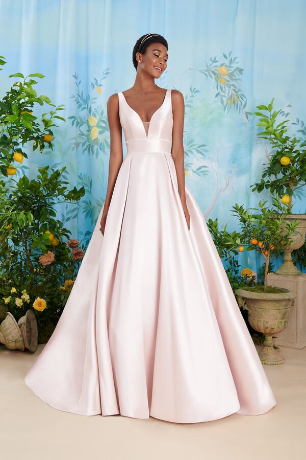 In questa foto un modello rosa proposto tra i vestiti da sposa semplici Atelier Emé