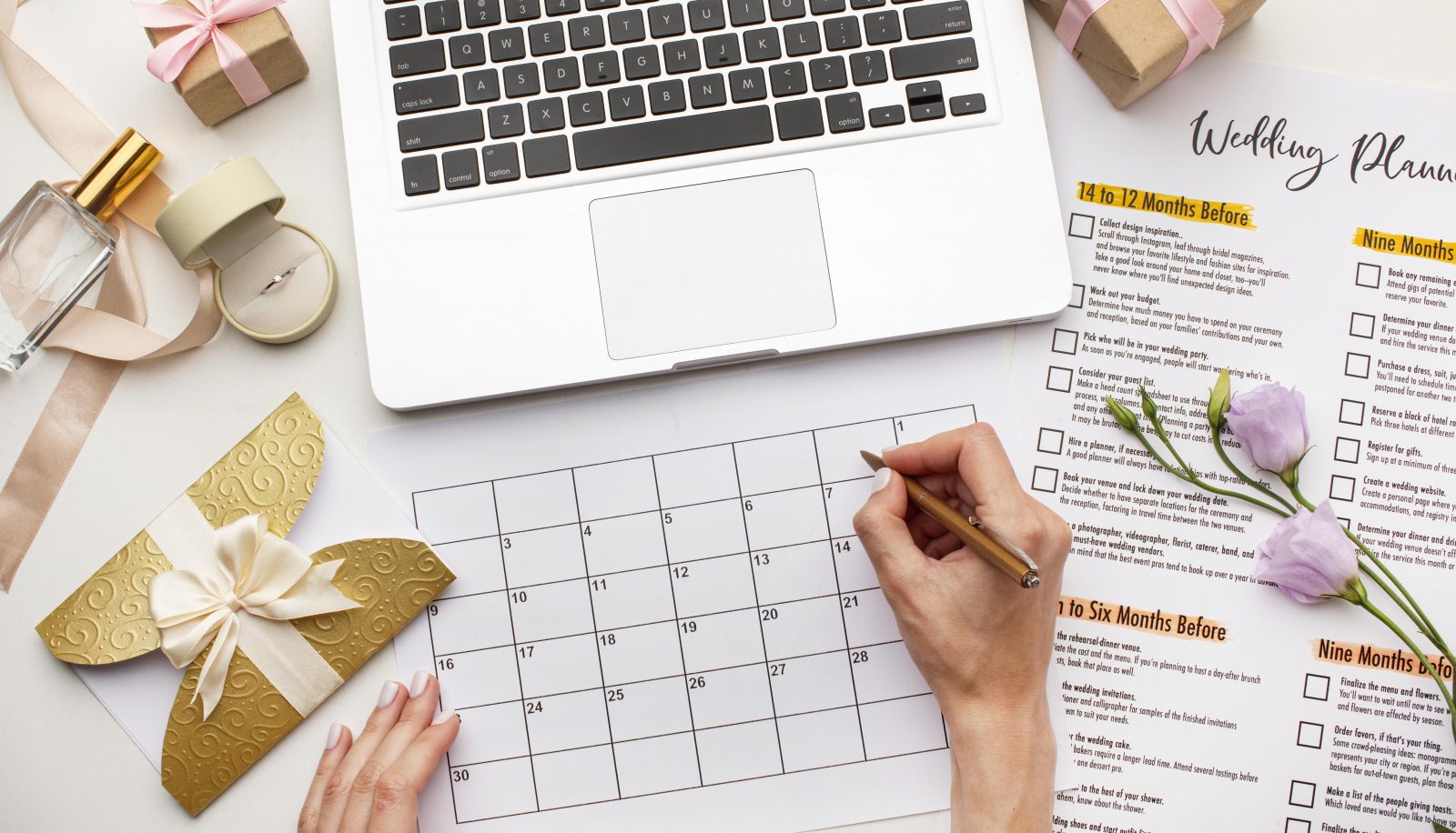 In questa foto un pc e le mani di un wedding planner alle prese con la compilazione di una to-do-list