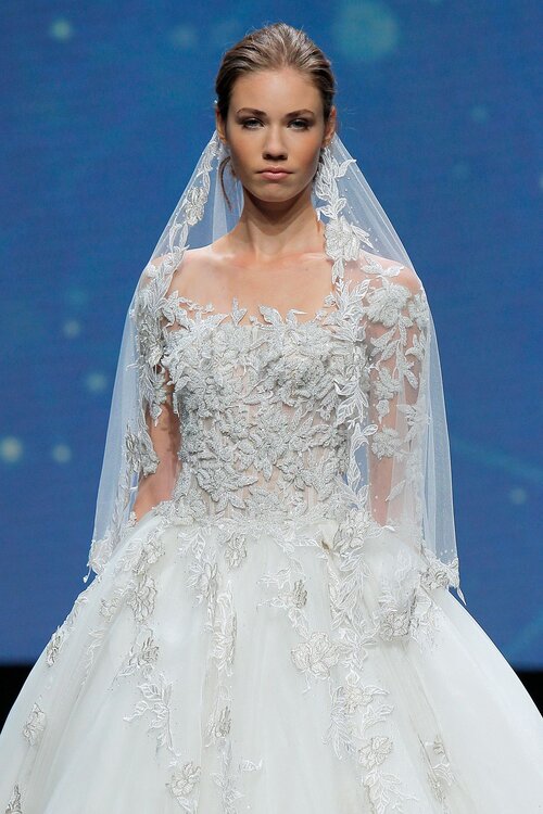 In questa foto una modella indossa un abito da sposa Amelia Casablanca 2021