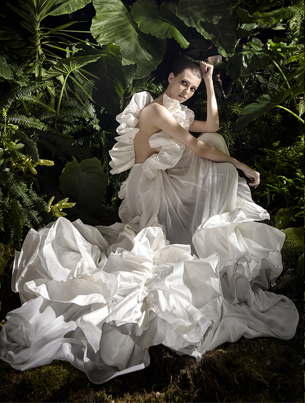 In questa foto una modella con un abito da sposa bianco optical a balze firmato Andrea Sedici 2021