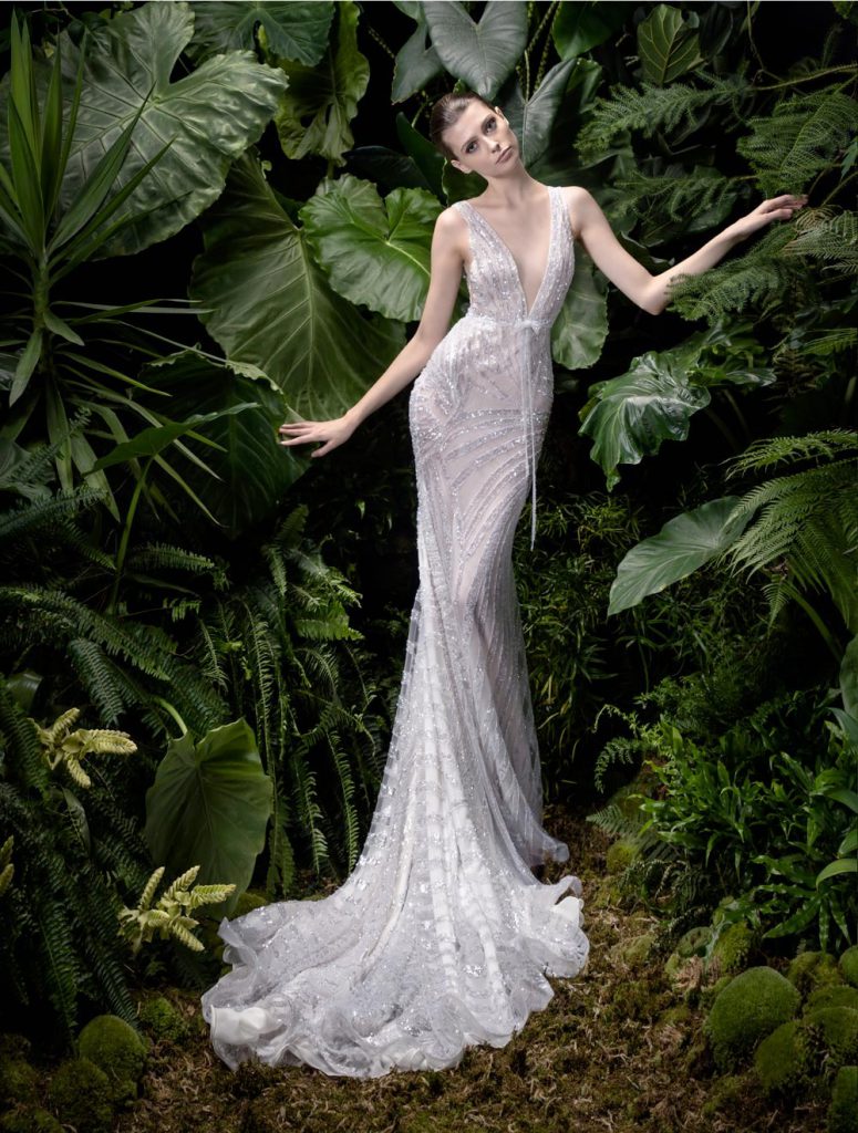 In questa foto una modella indossa un abito da sposa a sirena della collezione Andrea Sedici 2021