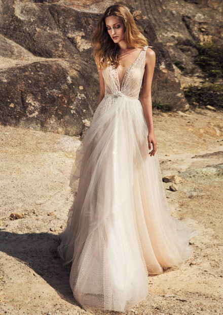 In questa foto una modella indossa un abito da sposa Annylin Bridal 2021