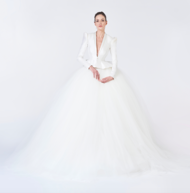 In questa foto una modella con un abito da sposa Antonio Riva 2021 dalla maxi gonna in organza di tulle