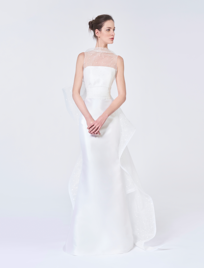 In questa foto una modella con un abito a sirena in mikado di seta bianco della collezione Antonio Riva 2021