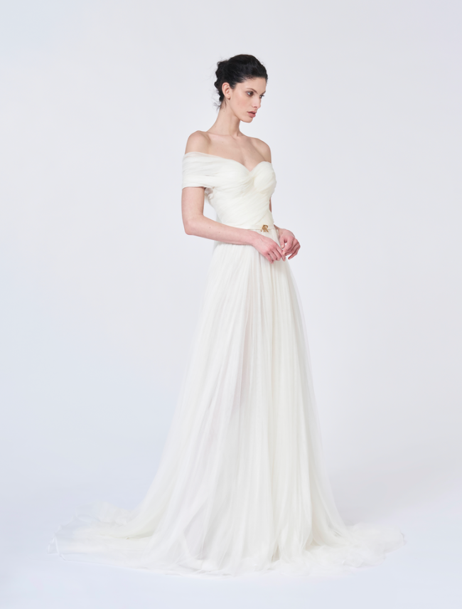 In questa foto una modella indossa un abito da sposa dalla linea scivolata di Antonio Riva 2021