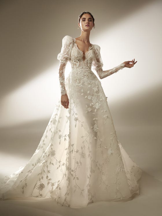 In questa foto una modella con un abito Atelier Pronovias 2021 in pizzo