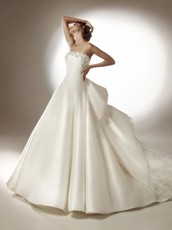 In questa foto una modella con un abito da sposa in mikado di seta bianco della collezione Atelier Pronovias 2021
