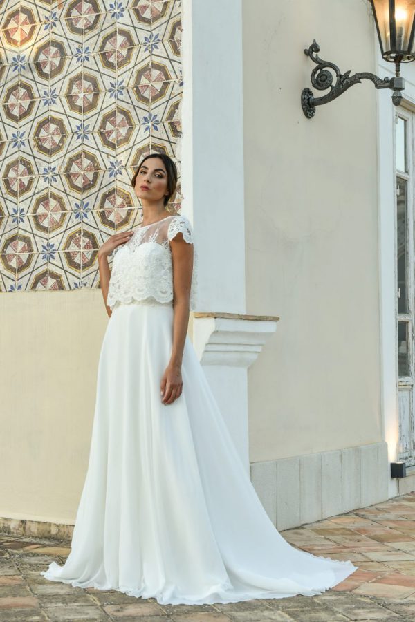 In questa foto una modella posa con un abito della collezione sposa Benedetta Laboratorio Moda 2021