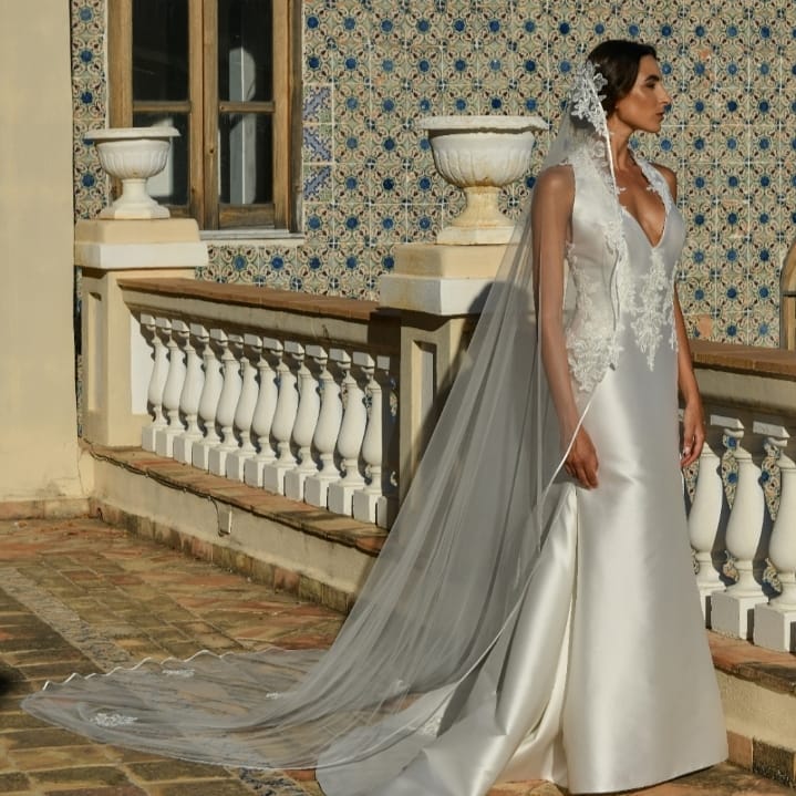 In questa foto una modella posa con un abito della collezione sposa Benedetta Laboratorio Moda 2021