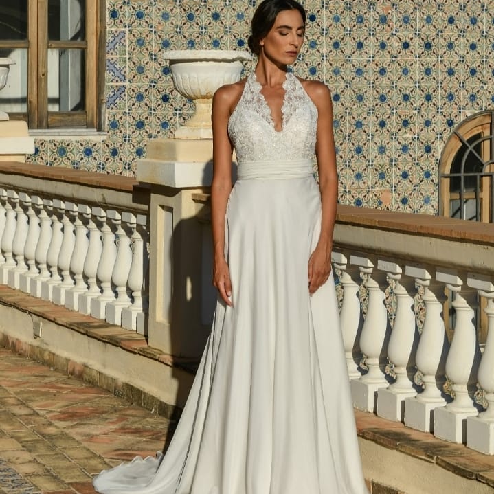 In questa foto una modella posa con un abito della collezione sposa Benedetta Laboratorio Moda 2021