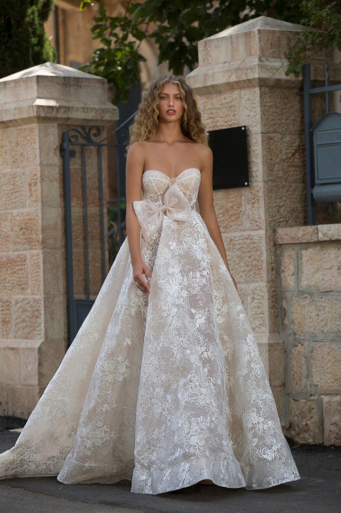 In questa foto una modella indossa un abito da sposa Berta 2021 con bustier, scollo a cuore e maxi fiocco sulla vita