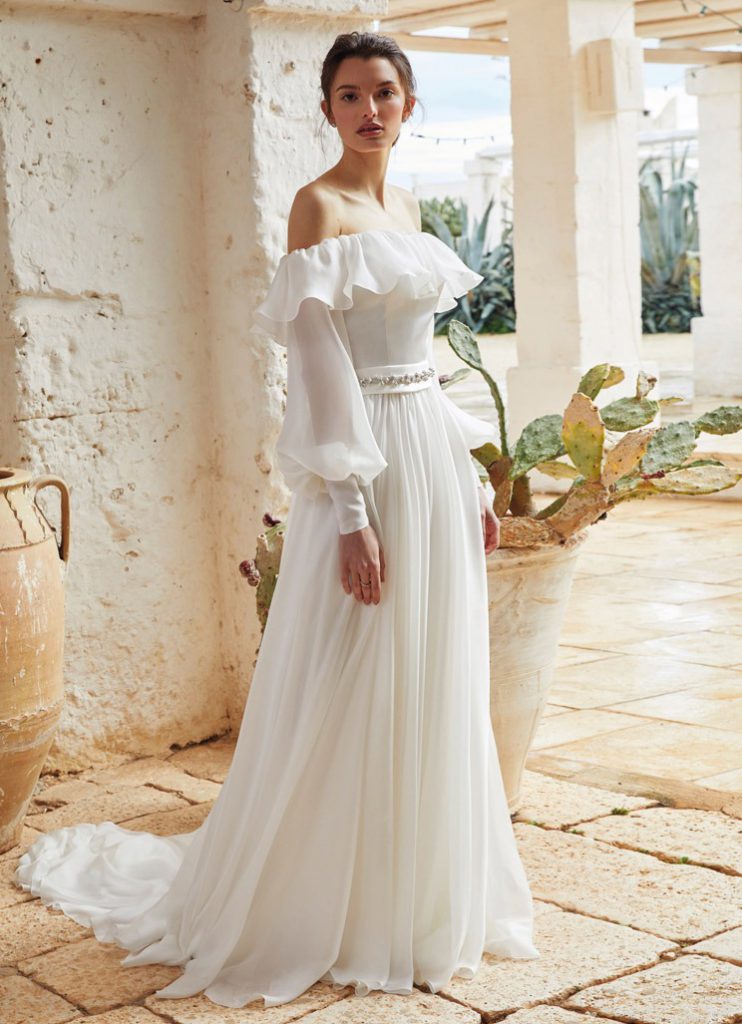 In questa foto una modella indossa un abito da sposa bianco ottico di Blumarine 2021