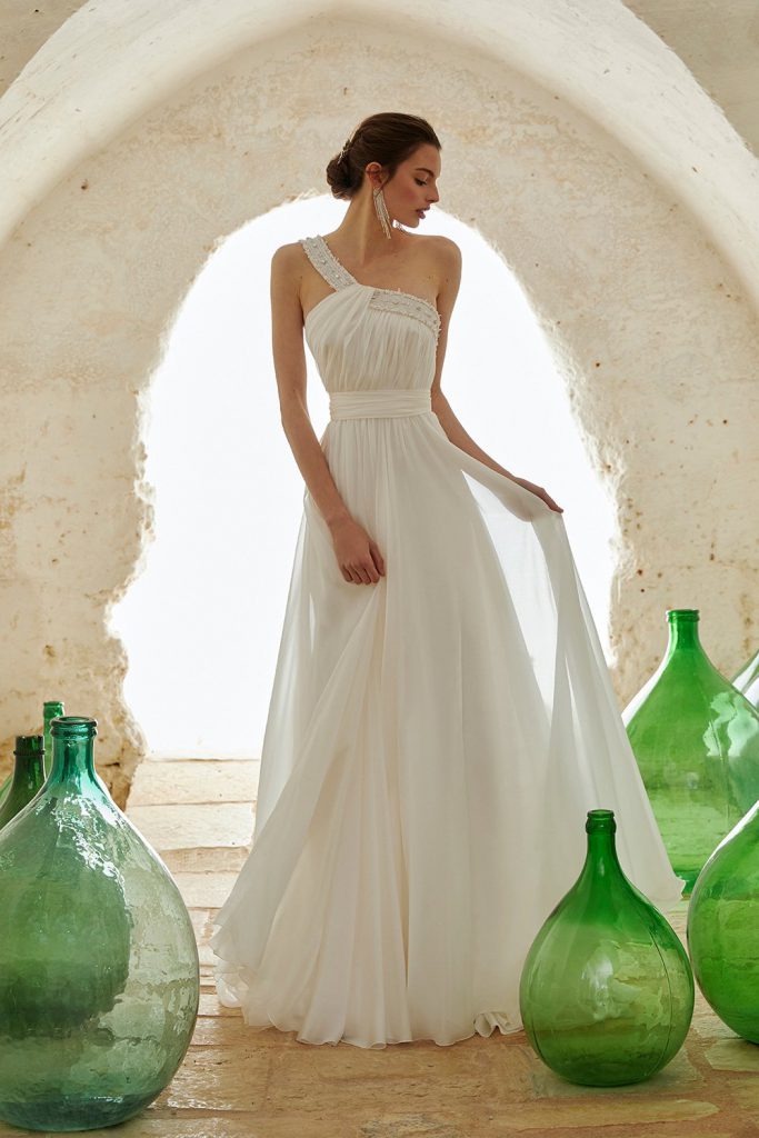 In questa foto una modella indossa un abito monospalla della collezione sposa Blumarine 2021