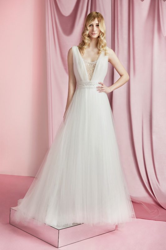 In questa foto una modella con un abito da sposa in tulle della collezione Carlo Pignatelli 2021
