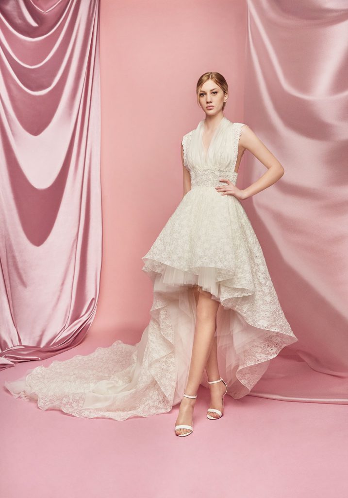 In questa foto una modella indossa un abito da sposa corto davanti di Carlo Pignatelli 2021