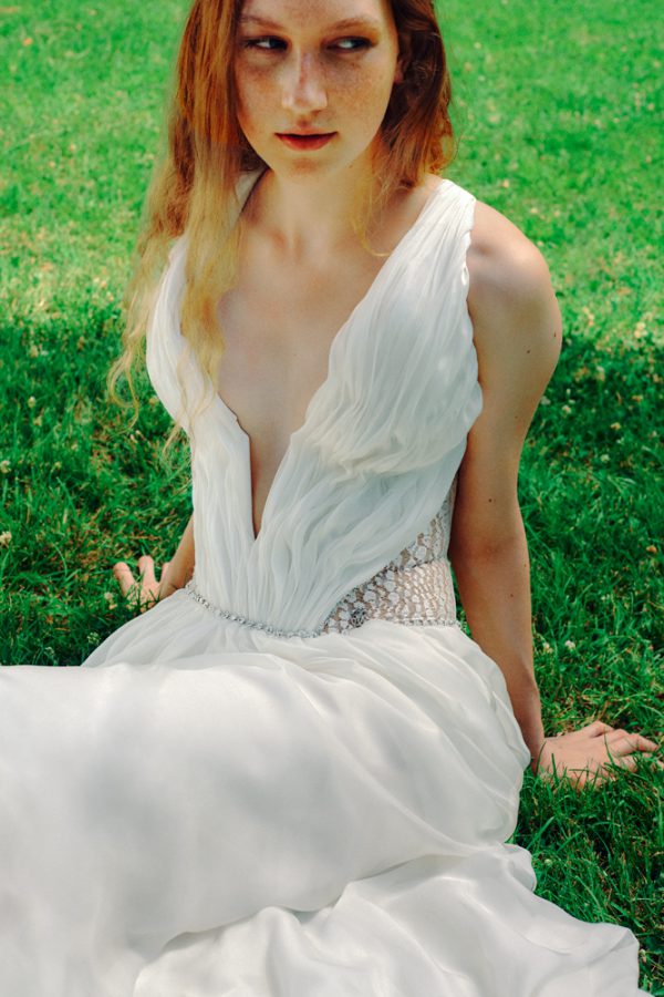 In questa foto una modella con un abito da sposa Cavalli 2021