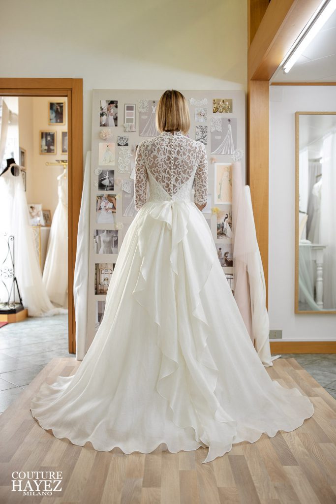 In questa foto una modella di spalle con un abito da sposa della collezione Couture Hayez 2021