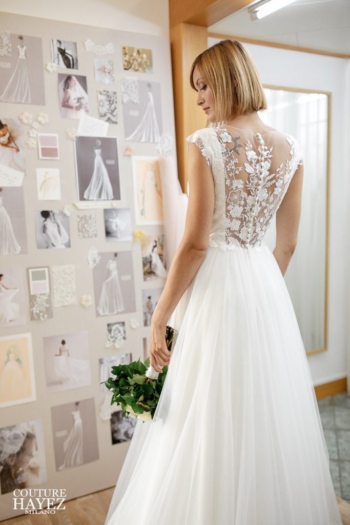 In questa foto una modella in abito da sposa della collezione Couture Hayez 2021