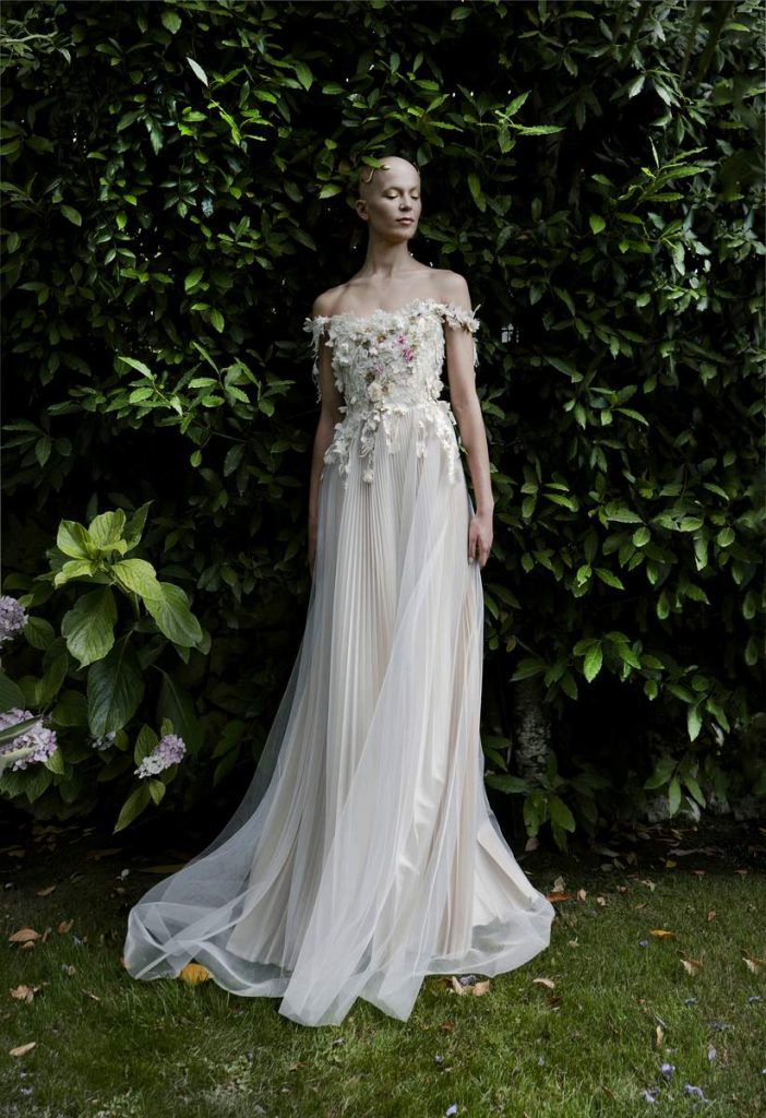 In questa foto una modella indossa un abito della collezione sposa Elisabetta Delogu 2021