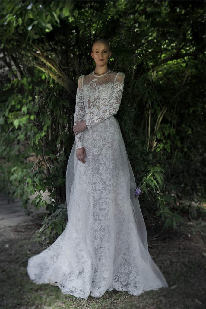 In questa foto una modella indossa un abito da sposa della collezione Elisabetta Delogu 2021