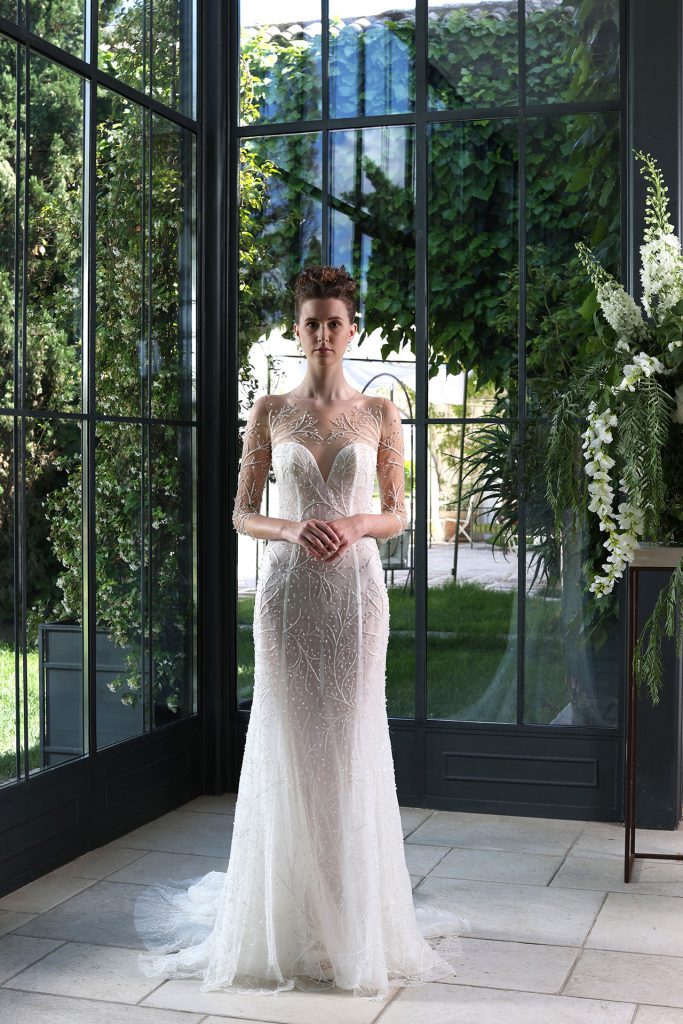 In questa foto una modella indossa un abito a sirena della collezione sposa Enzo Miccio 2021