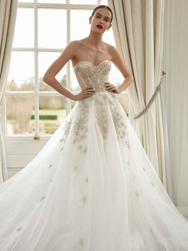 In questa foto una modella in posa con un abito da sposa Galia Lahav 2021