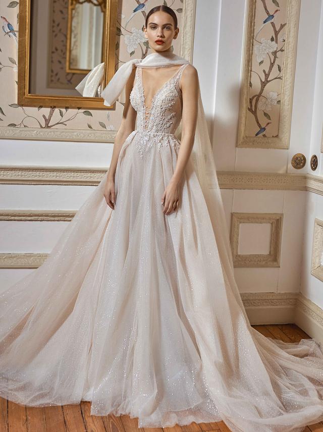 In questa foto una modella indossa un abito con profondo scollo a V della collezione sposa Galia Lahav 2021