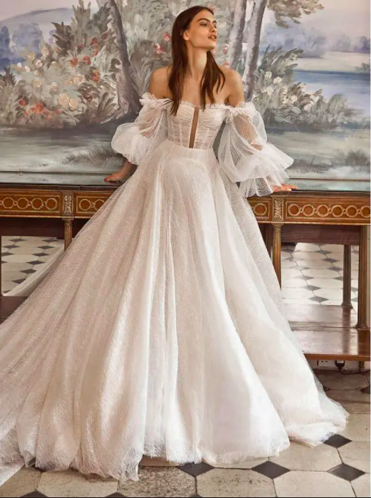 In questa foto una modella con un abito da sposa Galia Lahav 2021