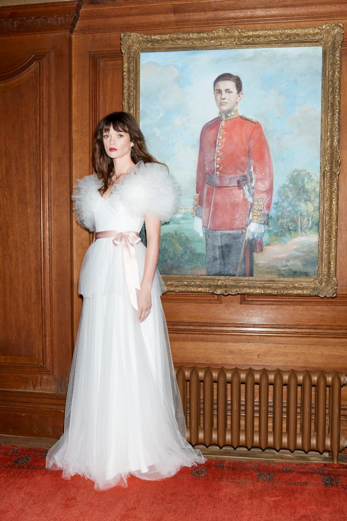 In questa foto una modella con un abito da sposa romantico di Jenny Packham 2021