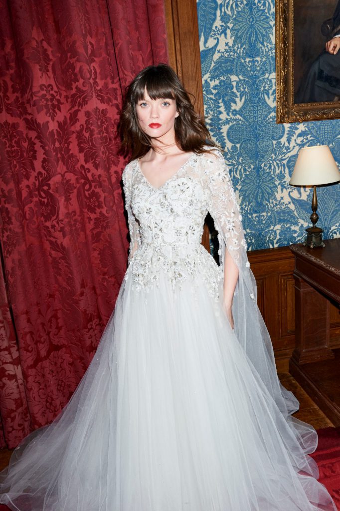 In questa foto una modella con un abito con top ricamato e con punti luce della collezione sposa Jenny Packham 2021