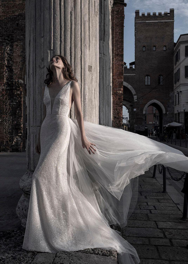 In questa foto una modella indossa un abito da sposa della collezione Le Fate Milano 2021