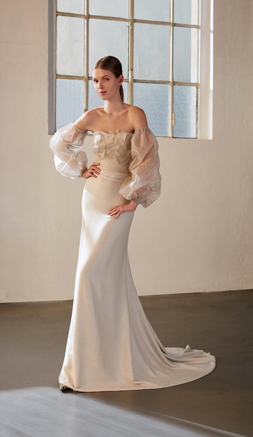 In questa foto una modella indossa un abito della collezione 2021 di Le Fate Milano