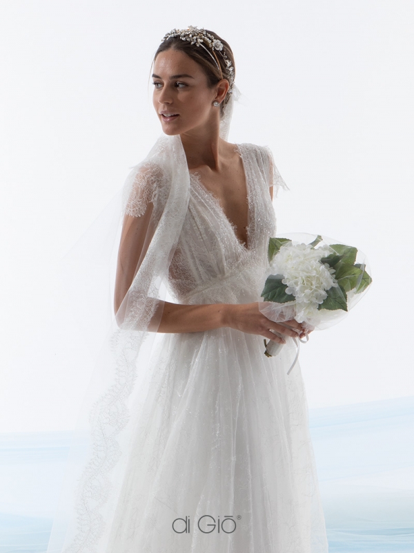 In questa foto una modella indossa un abito da sposa della collezione Le Spose di Giò 2021