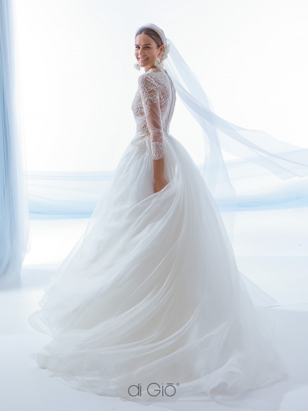 In questa foto una modella indossa un abito della collezione sposa Le Spose di Giò 2021