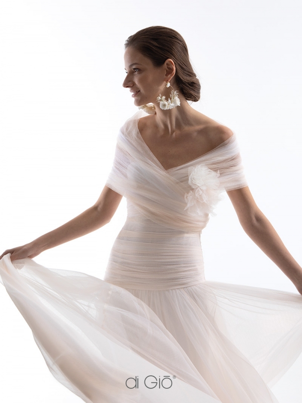 In questa foto una modella indossa un abito da sposa in rosa tenue della linea Le Spose di Giò 2021