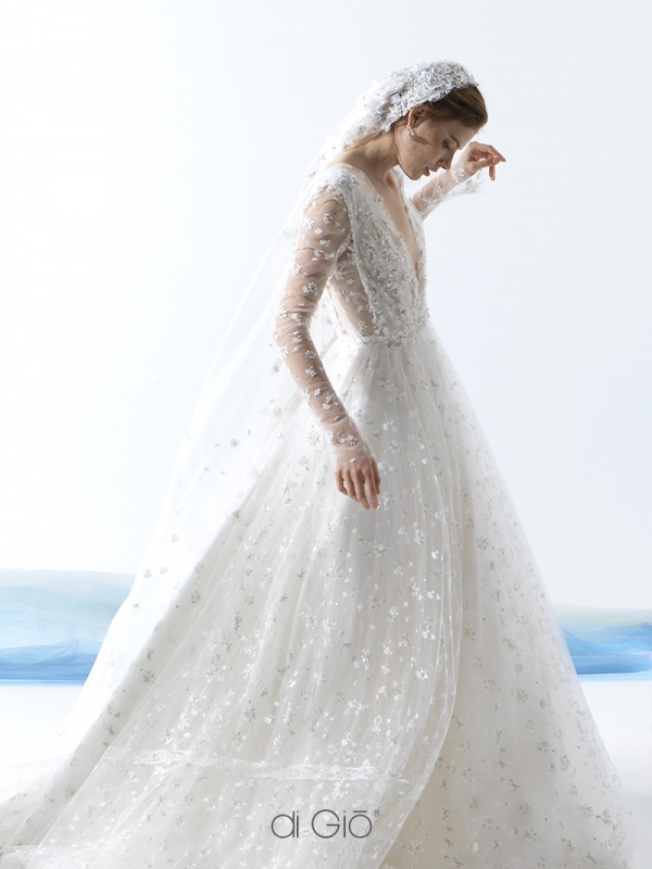 In questa foto una modella indossa un abito da sposa Le Spose di Giò 2021